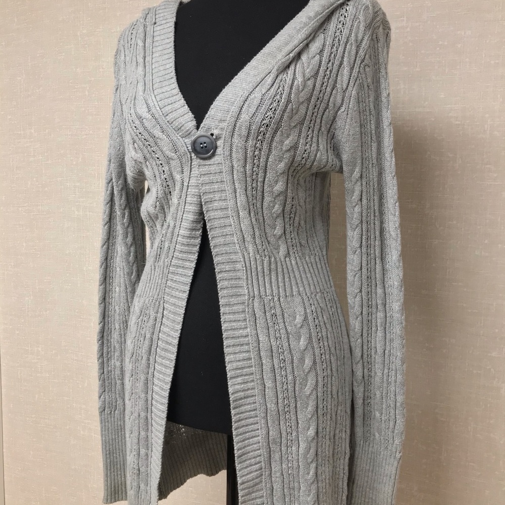 So GRAY KNITTED CARDIGAN SIZE MEDIUM